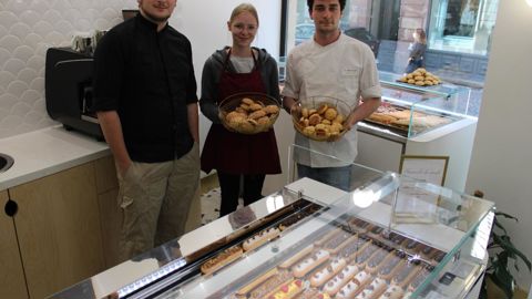 De g. à dr. : Benjamin Kuntz, ouvrier-pâtissier,  Émilia Haug, vendeuse, et Donatien Fehr. © D. Péronne